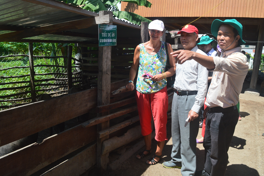 Ngân hàng Thế giới và Ban Điều phối Trung ương giám sát dự án tại huyện Ia Pa. Ảnh. Đ.Y Ngân hàng Thế giới và Ban Điều phối Trung ương giám sát dự án tại huyện Ia Pa. Ảnh. Đ.Y