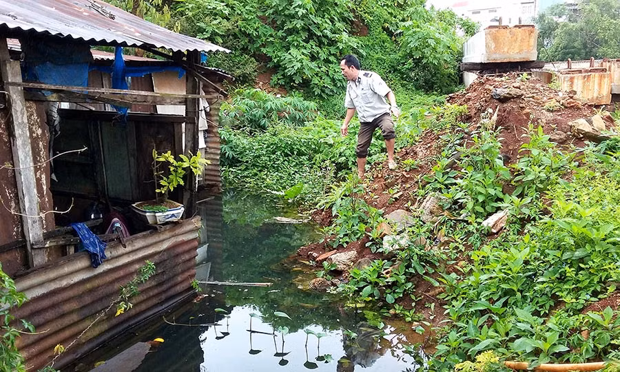  Vợ chồng bà Lộc Thị Hoa phải thường xuyên dùng máy bơm để bơm nước cho nước rút khỏi nhà. Ảnh: Quang Tấn