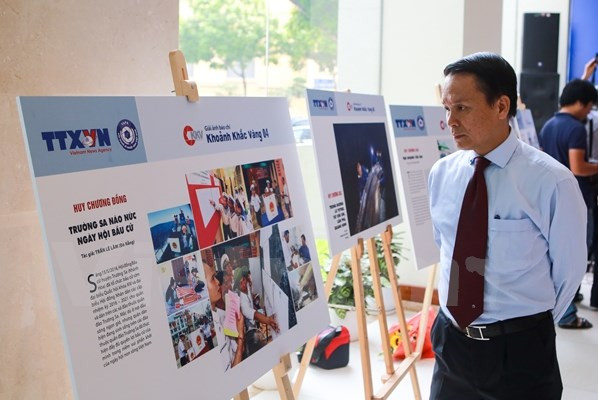 Tổng Giám đốc TTXVN Nguyễn Đức Lợi tham quan triển lãm trưng bày những tác phẩm đoạt giải.