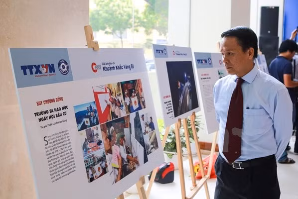 Tổng Giám đốc TTXVN Nguyễn Đức Lợi tham quan triển lãm trưng bày những tác phẩm đoạt giải.