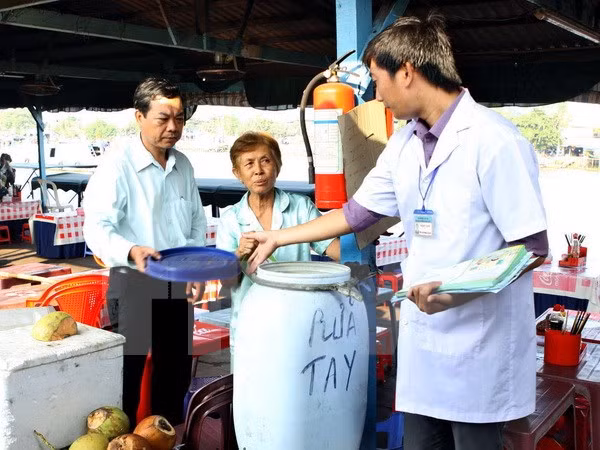 Nhân viên y tế tuyên truyền phòng-chống sốt xuất huyết và dịch bệnh do virus Zika cho người dân.