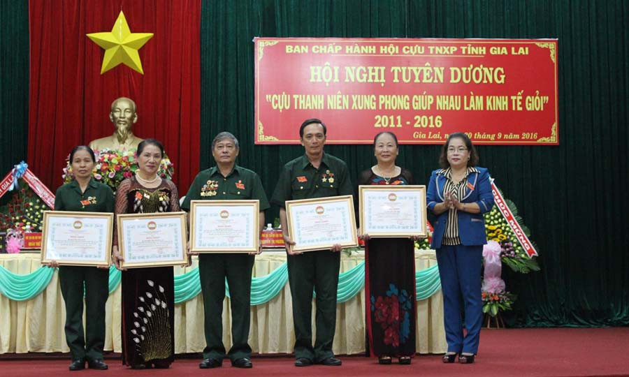 Tặng bằng khen của Ủy ban MTTQ Việt Nam tỉnh cho 3 tập thể và 5 cá nhân có thành tích xuất sắc trong phong trào. Ảnh: P.L Tặng bằng khen của Ủy ban MTTQ Việt Nam tỉnh cho 3 tập thể và 5 cá nhân có thành tích xuất sắc trong phong trào. Ảnh: P.L