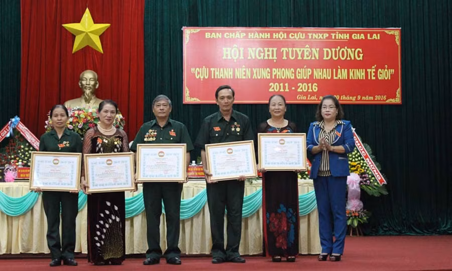 Tặng bằng khen của Ủy ban MTTQ Việt Nam tỉnh cho 3 tập thể và 5 cá nhân có thành tích xuất sắc trong phong trào. Ảnh: P.L