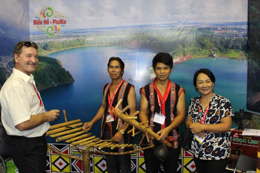 Du khách hào hứng với các nhạc cụ đặc trưng của Gia Lai. Ảnh: P.L Du khách hào hứng với các nhạc cụ đặc trưng của Gia Lai. Ảnh: P.L