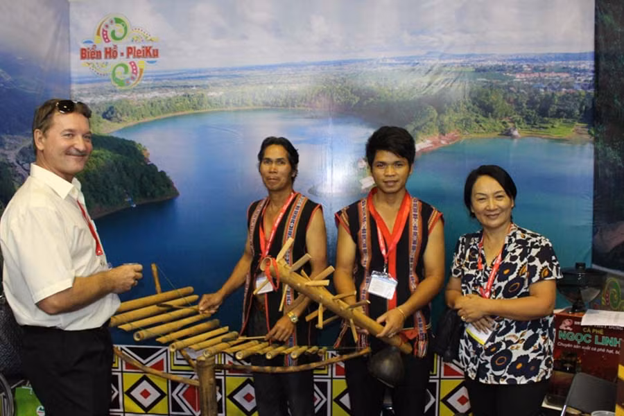 Du khách hào hứng với các nhạc cụ đặc trưng của Gia Lai. Ảnh: P.L