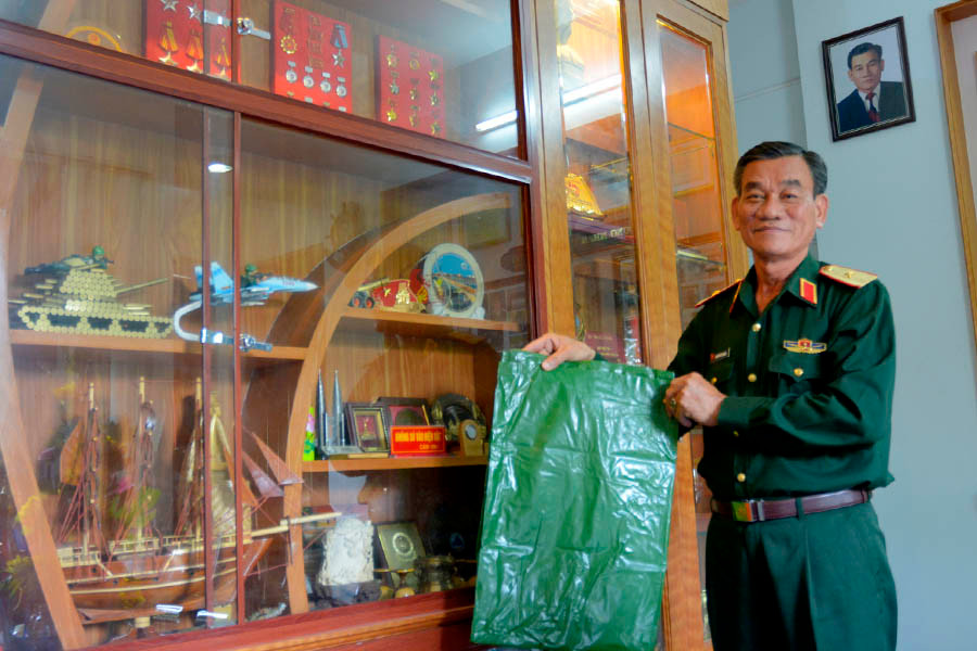 Thiếu tướng Nguyễn Viết Hoàng với chiếc túi nhựa để bảo vệ đồ đạc khỏi bị ướt khi vận chuyển từ tàu vào đảo Trường Sa. Ảnh: L.X.T Thiếu tướng Nguyễn Viết Hoàng với chiếc túi nhựa để bảo vệ đồ đạc khỏi bị ướt khi vận chuyển từ tàu vào đảo Trường Sa. Ảnh: L.X.T