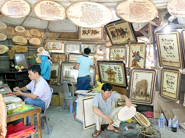 Quán thơ của nghệ sĩ Dzũ Kha lúc nào cũng có khách ghé qua Quán thơ của nghệ sĩ Dzũ Kha lúc nào cũng có khách ghé qua