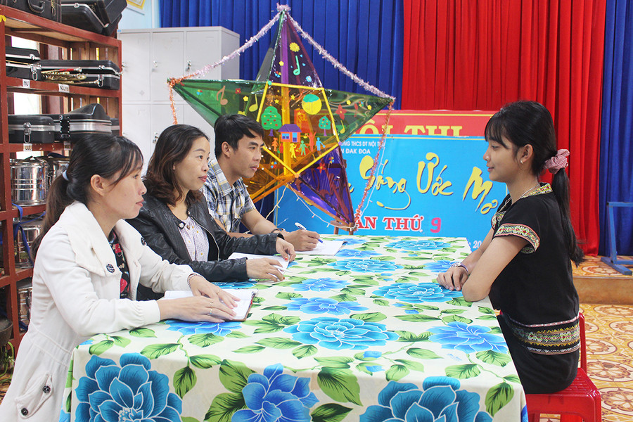 Với sự gần gũi, các em học sinh Trường THCS Dân tộc Nội trú huyện Đak Đoa thoải mái chia sẻ khó khăn với thầy cô- Ảnh Phan Lài