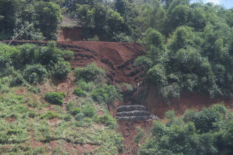 Trước đó, đoạn đường này nhiều chỗ đã bị sạt lở, phải làm bờ kè. Ảnh: Đình Trọng