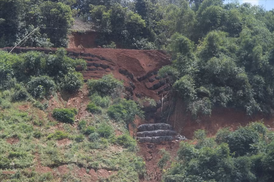 Trước đó, đoạn đường này nhiều chỗ đã bị sạt lở, phải làm bờ kè. Ảnh: Đình Trọng