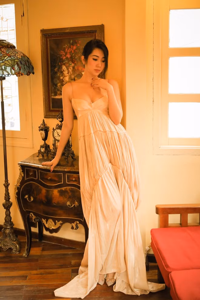 Thúy Ngân chọn kiểu váy bay bổng như công chúa. Điểm nhấn là thiết kế hai dây giúp cô tôn vòng ngực gợi cảm ẢNH: NHÂN PHẠM