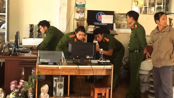 Công an tỉnh Lâm Đồng khám xét doanh nghiệp mua bán hóa đơn trái phép hồi tháng 11 năm ngoái - Ảnh Trùng Dương