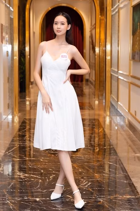 Trong vòng sơ khảo, Bảo Ngọc ăn mặc trang phục khá giản dị. Tuy nhiên, những vòng thi sau đó, cô đã “lột xác” và diện những trang phục gợi cảm để khoe trọn hình thể. Ảnh: HHVN.