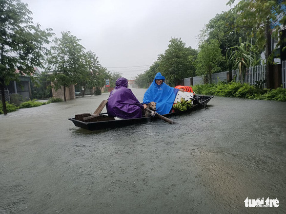 Ba ngày qua người dân phải vật lộn với nước lũ tràn về - Ảnh: VĂN ĐỊNH
