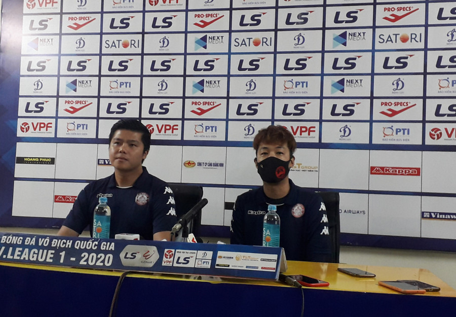 Trợ lý HLV người Hàn Quốc và Trưởng đoàn TP.HCM Nguyễn Cao Trí (trái) có mặt tại cuộc họp báo cho đủ thủ tục! Ảnh: Song Minh