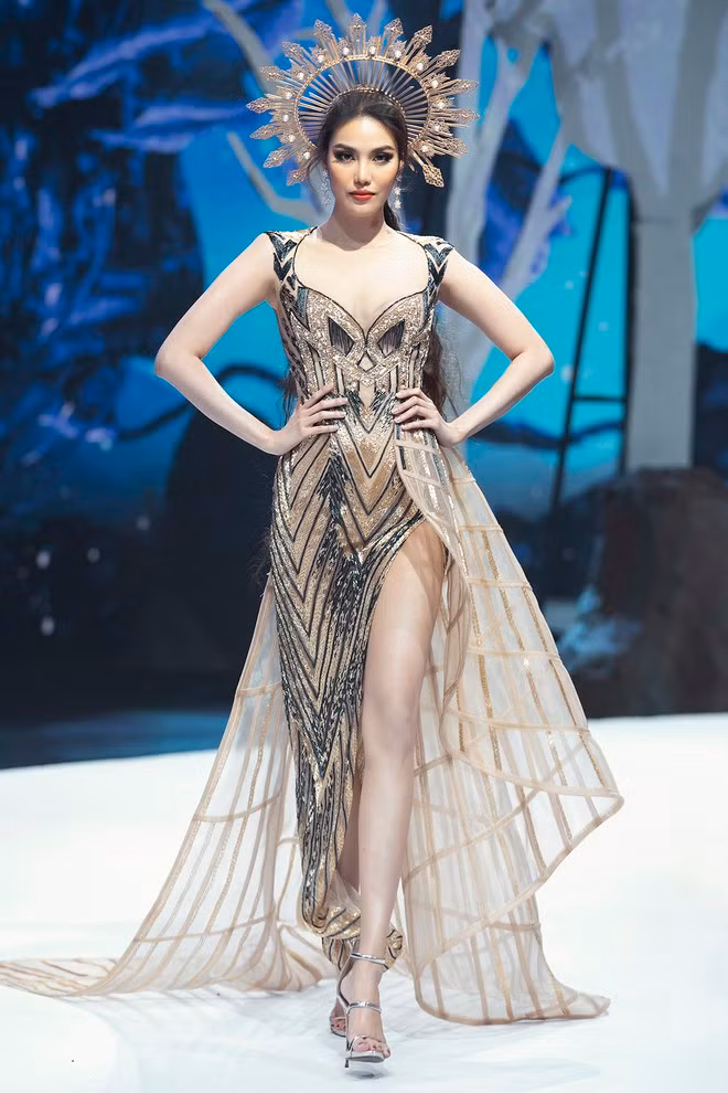 Lan Khuê khoe vóc dáng gợi cảm sau khi sinh con, tự tin sải bước trên sàn diễn