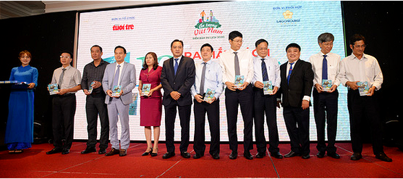 Ông Lê Thế Chữ, và ông Phạm Huy Bình - Chủ tịch Hội đồng thành viên Saigontourist - tặng sách 