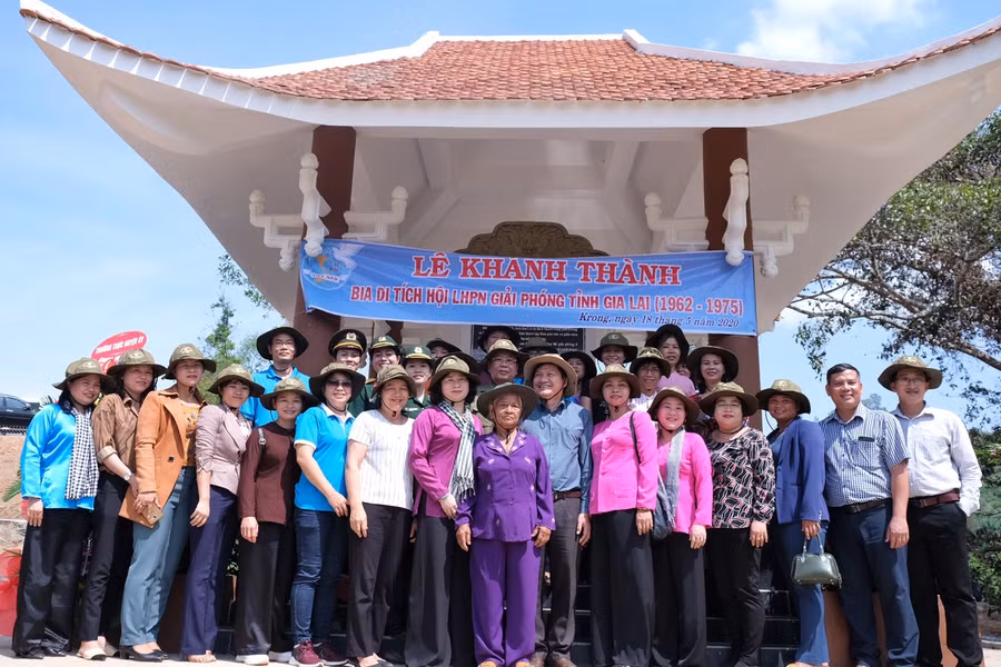 Bia di tích cơ quan Hội phụ nữ giải phóng tỉnh (tại làng Tăng Lăng, xã Krong) được Hội LHPN tỉnh xây dựng năm 2020 thể hiện đạo lý 