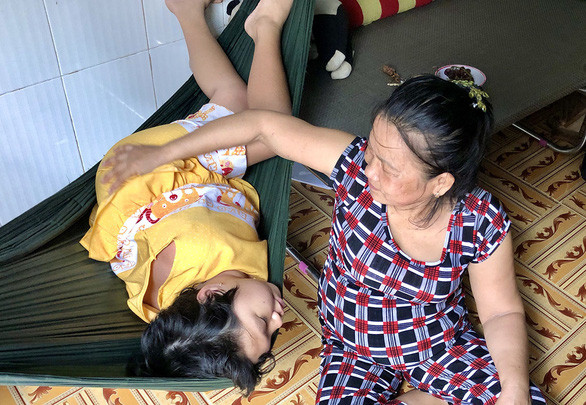 Bà Láng rất thương đứa cháu kém may mắn - Ảnh: D.QUÍ