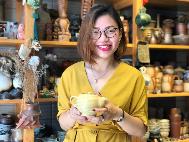 Cô chủ nhỏ Kim Ngân với sản phẩm gốm tự làm PHẠM HỮU Cô chủ nhỏ Kim Ngân với sản phẩm gốm tự làm PHẠM HỮU