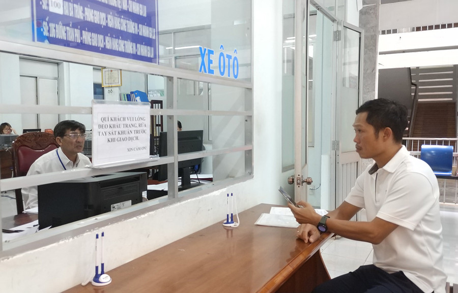 Người dân nộp lệ phí trước bạ điện tử tại Chi cục Thuế TP. Pleiku. Ảnh: Sơn Ca Người dân nộp lệ phí trước bạ điện tử tại Chi cục Thuế TP. Pleiku. Ảnh: Sơn Ca