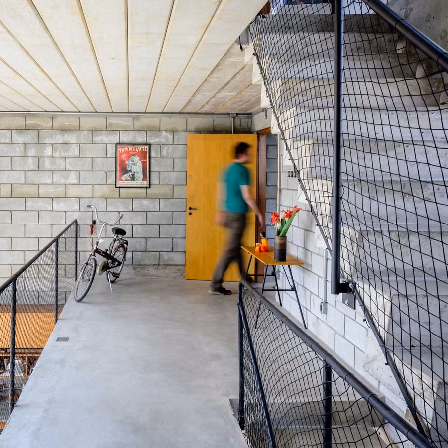  Tầng 1 và 2 được kết nối với nhau bằng cầu thang bê tông có lan can dây lưới khá đặc biệt.