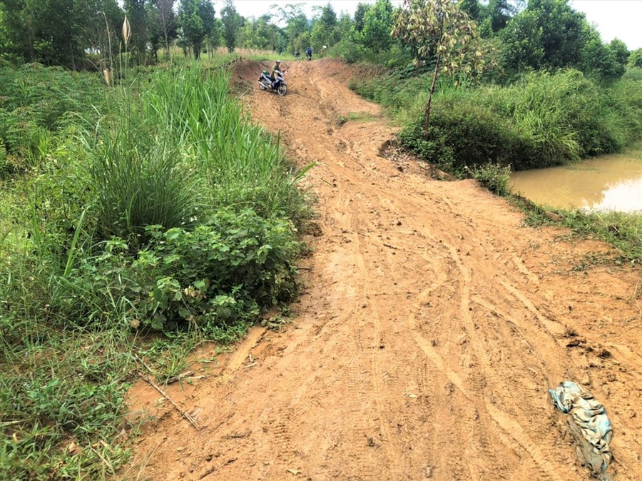 Mưa lớn nhiều ngày khiến đường xá ở xã Cư San ngập úng, nước rút để lại một đống bùn lầy nham nhở. Ảnh B.T