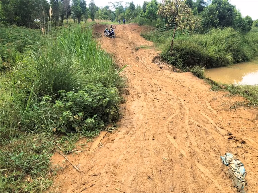 Mưa lớn nhiều ngày khiến đường xá ở xã Cư San ngập úng, nước rút để lại một đống bùn lầy nham nhở. Ảnh B.T