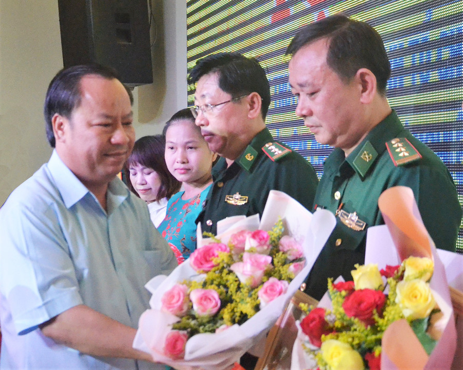 Đồng chí Châu Ngọc Tuấn-Phó Bí thư Tỉnh ủy, Chủ tịch HĐND tỉnh tặng kỷ niệm chương và hoa cho các cá nhân có nhiều thành tích trong công tác xây dựng Đảng. Ảnh: Phương Linh Đồng chí Châu Ngọc Tuấn-Phó Bí thư Tỉnh ủy, Chủ tịch HĐND tỉnh tặng kỷ niệm chương và hoa cho các cá nhân có nhiều thành tích trong công tác xây dựng Đảng. Ảnh: Phương Linh