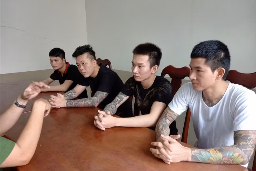 Các đối tượng tại cơ quan công an. Ảnh: Minh Châu