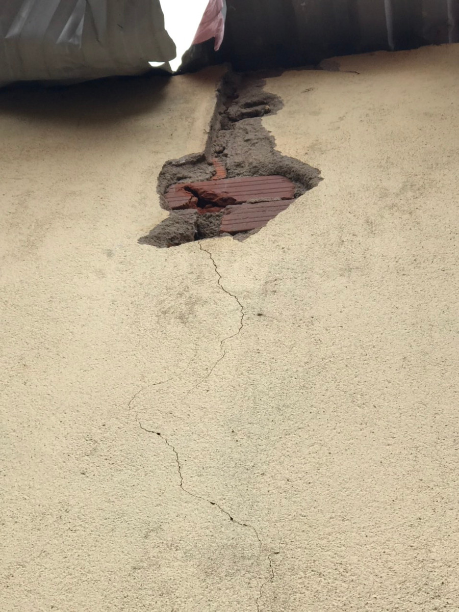 Vì tường lớp học tại điểm trường làng Chư Ruồi-Sul bị nứt nên Trường Mẫu giáo 1-6 (xã Kon Htok, huyện Chư 