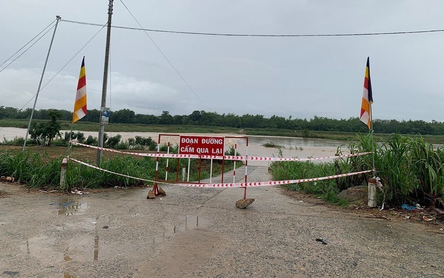 Lực lượng rào chắn không cho người dân liều mình qua sông. Ảnh: Thanh Ba Lực lượng rào chắn không cho người dân liều mình qua sông. Ảnh: Thanh Ba