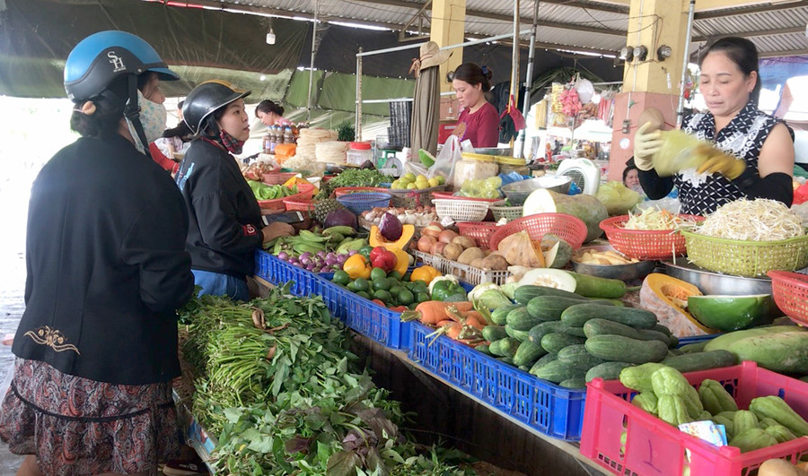 Do khan hiếm nguồn cung nên giá các loại rau củ tăng mạnh. Ảnh: Vũ Thảo