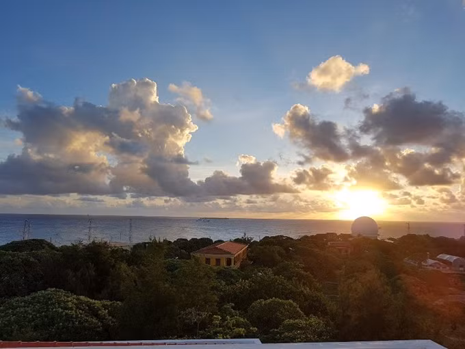 Bình minh trên đảo nổi...