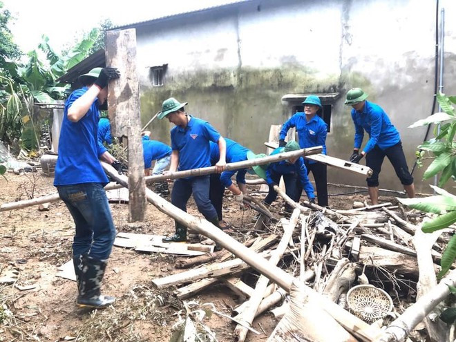Thanh niên Hà Tĩnh giúp dân khắc phục hậu quả sau lũ