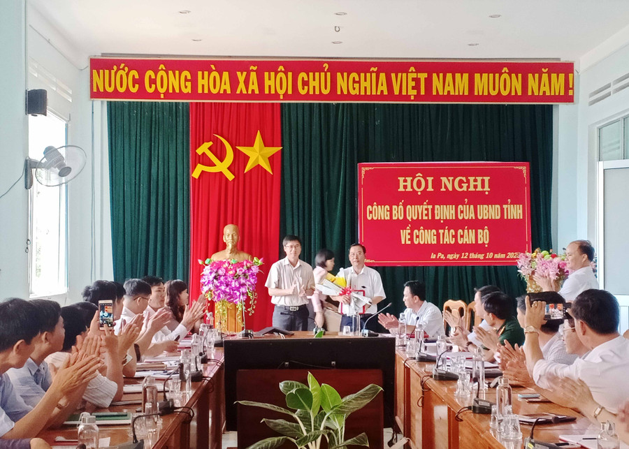 Đồng chí Huỳnh Văn Trường trao quyết định cho đồng chí Trần Quốc Tuấn. Ảnh: Như Loan