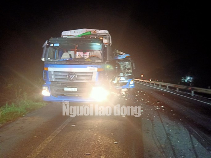 Chiếc xe khác đã tông vào đuôi xe tải Chiếc xe khác đã tông vào đuôi xe tải