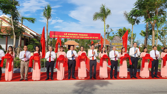 Các đại biểu cắt băng khánh thành công viên văn hóa và khu lưu niệm nhà thơ Tố Hữu - Ảnh: PHƯỚC TUẦN Các đại biểu cắt băng khánh thành công viên văn hóa và khu lưu niệm nhà thơ Tố Hữu - Ảnh: PHƯỚC TUẦN
