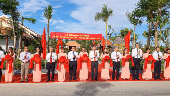 Các đại biểu cắt băng khánh thành công viên văn hóa và khu lưu niệm nhà thơ Tố Hữu - Ảnh: PHƯỚC TUẦN