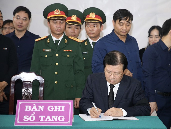 Phó Thủ tướng ghi sổ tang