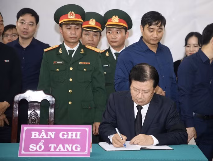 Phó Thủ tướng ghi sổ tang