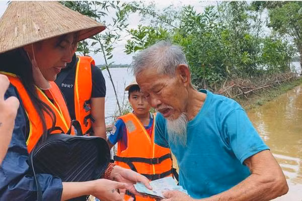 Được biết, ca sĩ Thủy Tiên đã nhận được số tiền cộng đồng chung tay quyên góp cứu trợ miền Trung lên đến 40 tỷ đồng. Trong ảnh, bà xã Công Vinh trao tiền tận tay hỗ trợ cho bà con vùng lũ.