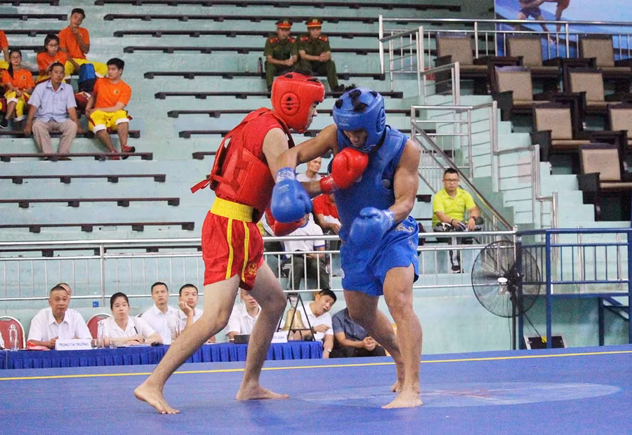 Trận đấu đầu tiên nội dung đối kháng 48 kg nam. Ảnh: Nguyễn Tú
