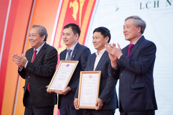 Nhà báo Đồng Mạnh Hùng nhận bằng giải đặc biệt tại Hội báo toàn quốc 2019.