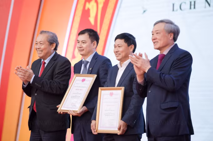 Nhà báo Đồng Mạnh Hùng nhận bằng giải đặc biệt tại Hội báo toàn quốc 2019.