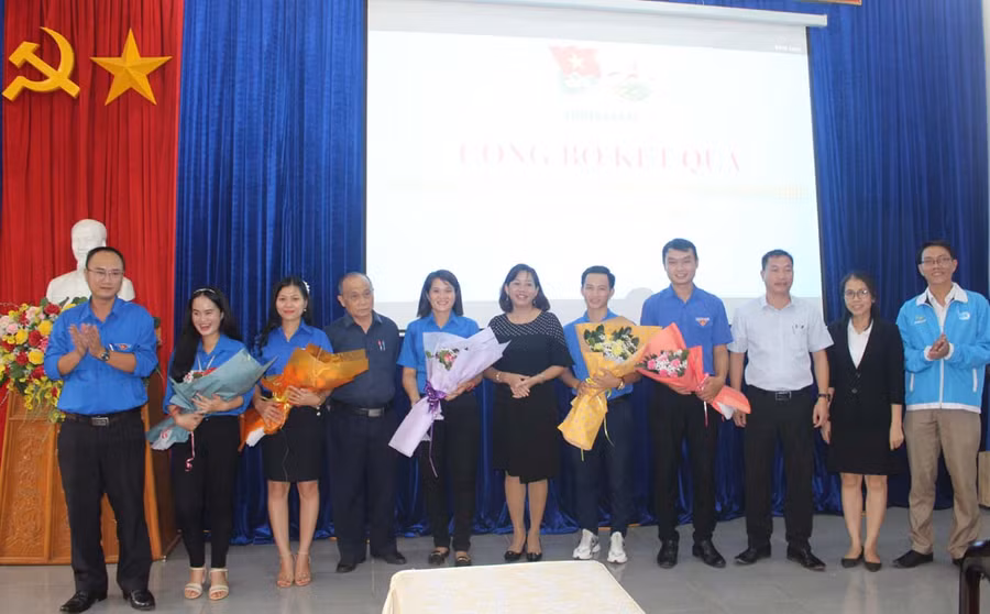  Ban giám khảo tặng hoa cho các thí sinh vào vòng chung kết. Ảnh: Phan Lài