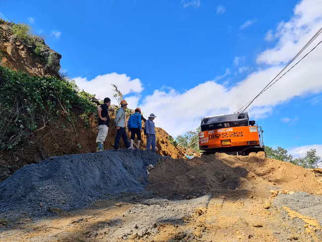 Nỗ lực thông đường vào điểm sạt lở ở Trà Leng.