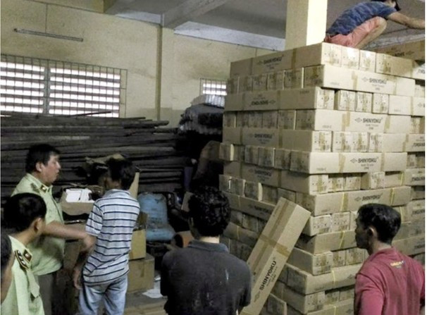 Lực lượng hải quan kiểm tra lô đèn led do Tạ Phong nhập khẩu