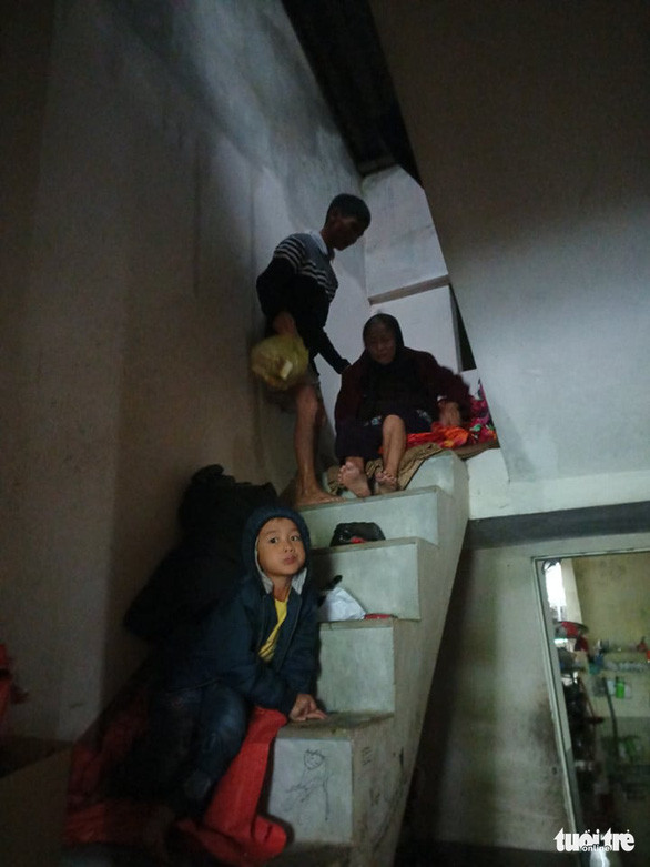 Mưa lũ bất ngờ, người dân xã Cẩm Vịnh được di dời bằng thuyền - Ảnh: VĂN ĐỊNH