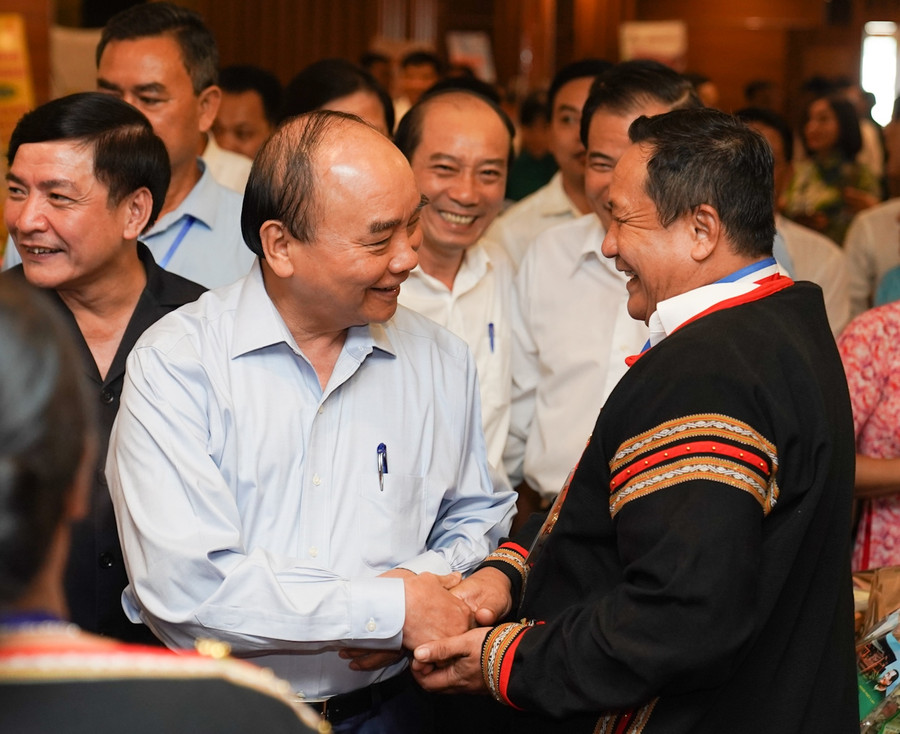 Thủ tướng Nguyễn Xuân Phúc trò chuyện với các đại biểu dự cuộc đối thoại lần thứ 3 với nông dân tại TP. Buôn Ma Thuột, Đắk Lắk. Ảnh: VGP/Quang Hiếu